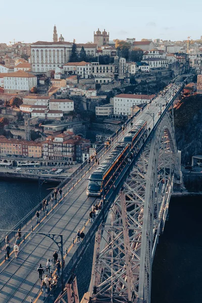 葡萄牙波尔图 2022年4月13日 美丽的日落在路易港大桥和电车旁 — 图库照片