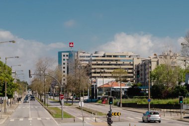 Oporto, Portekiz. 13 Nisan 2022, Avenida da Boavista binalar ve mavi gökyüzü..