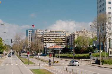 Oporto, Portekiz. 13 Nisan 2022, Avenida da Boavista binalar ve mavi gökyüzü..