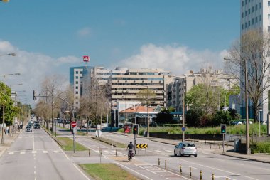 Oporto, Portekiz. 13 Nisan 2022, Avenida da Boavista binalar ve mavi gökyüzü..