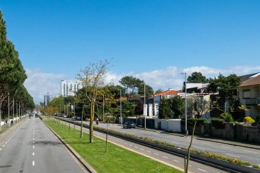 Oporto, Portekiz. 13 Nisan 2022, Avenida da Boavista binalar ve mavi gökyüzü..