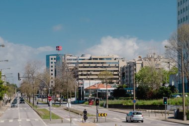 Oporto, Portekiz. 13 Nisan 2022, Avenida da Boavista binalar ve mavi gökyüzü..