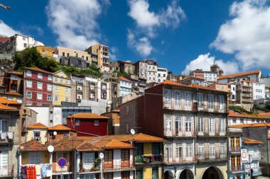 Oporto, Portekiz. 13 Nisan 2022: Ribeira Mahallesi ve Mavi Gökyüzü Mimarisi.