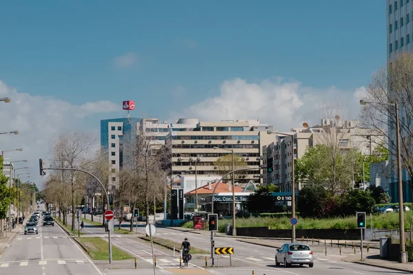Oporto, Portekiz. 13 Nisan 2022, Avenida da Boavista binalar ve mavi gökyüzü..
