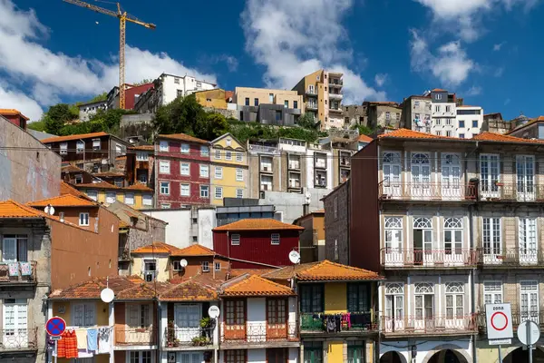 Porto Portugalia Kwietnia 2022 Architektura Dzielnicy Ribeira Błękitne Niebo — Zdjęcie stockowe