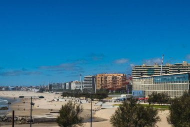 Matosinhos sahilinde deniz manzaralı panoramik manzara ve şehrin binaları. Matosinhos, Portekiz