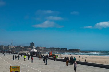 Matosinhos sahilinde deniz manzaralı panoramik manzara ve şehrin binaları. Matosinhos, Portekiz