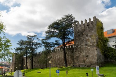 Oporto, Portekiz. 13 Nisan 2022, San Fernando duvarı, güzel mavi gökyüzü..