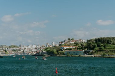 Douro, Porto ve Vila Nova de Gaia 'nın panoramik manzarası, Serra do Pilar Manastırı' nın arka planında görülmektedir. Oporto, Portekiz. 