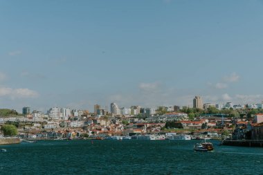 Douro, Porto ve Vila Nova de Gaia 'nın panoramik manzarası, Serra do Pilar Manastırı' nın arka planında görülmektedir. Oporto, Portekiz. 