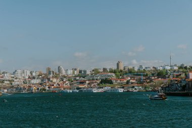 Douro, Porto ve Vila Nova de Gaia 'nın panoramik manzarası, Serra do Pilar Manastırı' nın arka planında görülmektedir. Oporto, Portekiz. 