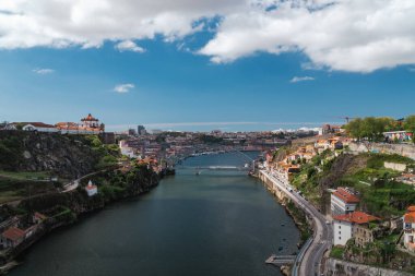 I. Luis köprüsü ve Douro nehri ile Porto 'nun panoramik manzarası. Oporto, Portekiz.