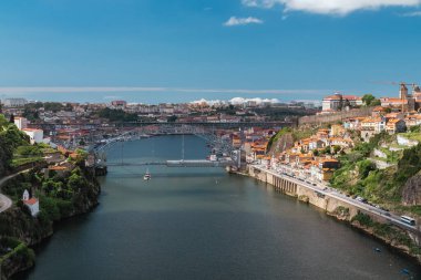 I. Luis köprüsü ve Douro nehri ile Porto 'nun panoramik manzarası. Oporto, Portekiz.