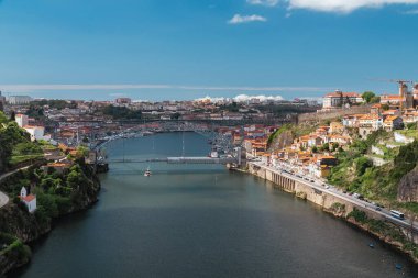 I. Luis köprüsü ve Douro nehri ile Porto 'nun panoramik manzarası. Oporto, Portekiz.