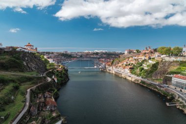 Oporto, Portekiz. 13 Nisan 2022: Porto şehrinin panoramik manzarası ve mimarisi.