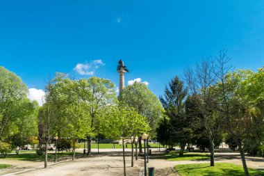 Oporto, Portekiz. 13 Nisan 2022, güzel mavi gökyüzü ile Boavista Parkı.