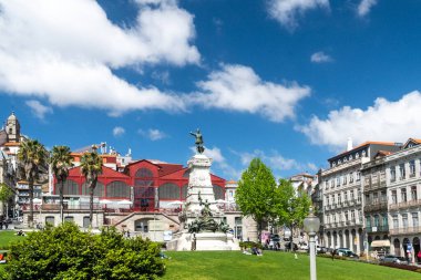 Oporto, Portekiz. 13 Nisan 2022: Park and Statue Infante Dom Henrique Porto.