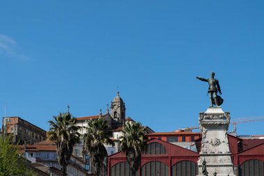 Oporto, Portekiz. 13 Nisan 2022: Park and Statue Infante Dom Henrique Porto.