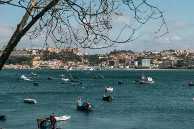 Plajlar ve Vila Nova de Gaia ve Douro nehri manzarası. Oporto. Portekiz. 