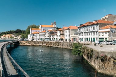 Oporto, Portekiz. 13 Nisan 2022 Cais das Pedras viyadük şehir manzarası ve mavi gökyüzü.