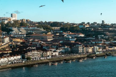 Vila Nova de Gaia şarap mahzeni ve Rio Douro. Oporto, Portekiz.