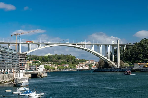 포르토 포르투갈 2022 하늘을 배경으로 다리와 — 스톡 사진