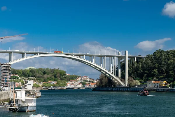 Порту Португалия Апреля 2022 Года Арбида Мост Городской Пейзаж Голубым — стоковое фото