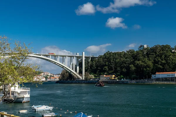 포르토 포르투갈 2022 하늘을 배경으로 다리와 — 스톡 사진