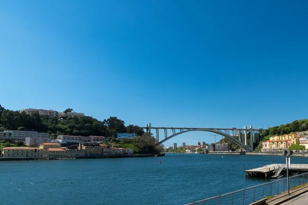 Porto Portugal April 2022 Arrbida Brug Stadslandschap Met Blauwe Lucht — Stockfoto