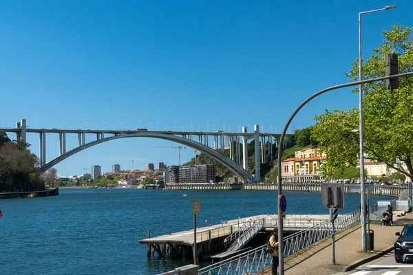 ポルトガルのオポルト 2022年 昭和27年 4月13日 青い空のあるArrbida橋と都市景観 — ストック写真