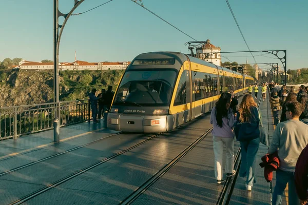 Porto Portugal April 2022 Luisenbrücke Und Gelbe Straßenbahn Der Stadt — Stockfoto