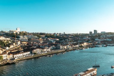 Vila Nova de Gaia şarap mahzeni ve Rio Douro. Oporto, Portekiz.