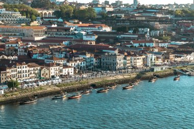 Vila Nova de Gaia şarap mahzeni ve Rio Douro. Oporto, Portekiz.