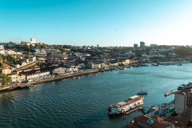 Vila Nova de Gaia şarap mahzeni ve Rio Douro. Oporto, Portekiz.