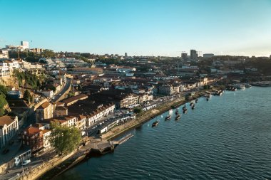 Vila Nova de Gaia şarap mahzeni ve Rio Douro. Oporto, Portekiz.