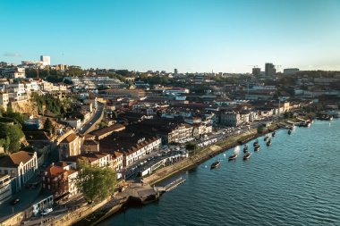 Vila Nova de Gaia şarap mahzeni ve Rio Douro. Oporto, Portekiz.