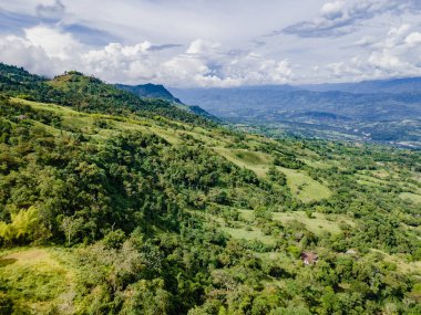 Evdeki panoramik manzara Cartama nehrine bakıyor. Kolombiya.