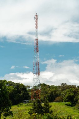 Şehirdeki iletişim anteni ve güzel mavi gökyüzü. Kolombiya.