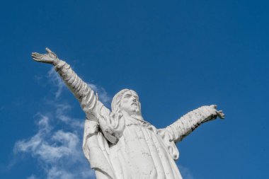 Jerico, Antioquia, Kolombiya. 3 Mart 2023: Kristo Rey tepesinde mavi gökyüzüyle İsa 'nın heykeli.