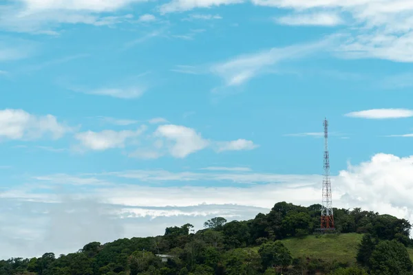 Antena Comunicación Ciudad Hermoso Cielo Azul Colombia — Foto de Stock