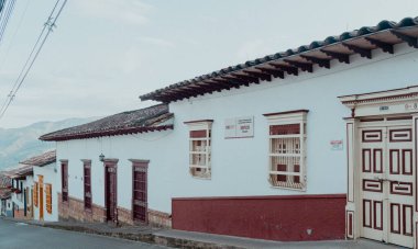 Jerico, Antioquia, Kolombiya. 3 Mart 2023: Koloni mimarisi ve balkonlu evler cephesi.