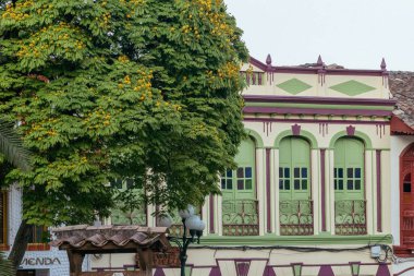 Jerico, Antioquia, Kolombiya. 3 Mart 2023: Koloni mimarisi ve balkonlu evler cephesi.