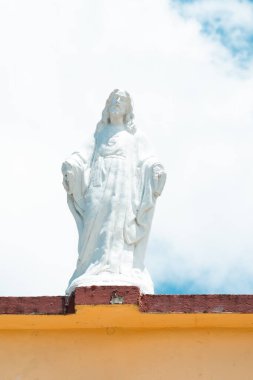 Jerico, Antioquia, Kolombiya. 4 Mart 2023: Mavi gökyüzü ile kutsal anıt.