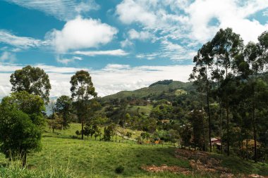 Jerico 'nun doğal ve kırsal manzarası, Antioquia dağları ve mavi gökyüzü. Kolombiya.