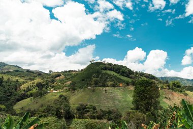 Jerico 'nun doğal ve kırsal manzarası, Antioquia dağları ve mavi gökyüzü. Kolombiya.