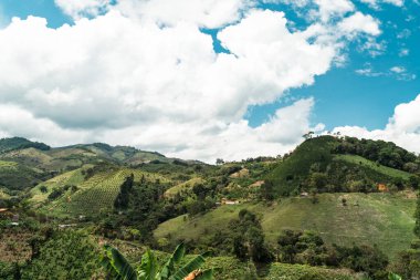 Jerico 'nun doğal ve kırsal manzarası, Antioquia dağları ve mavi gökyüzü. Kolombiya.