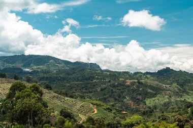 Jerico 'nun doğal ve kırsal manzarası, Antioquia dağları ve mavi gökyüzü. Kolombiya.