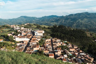 Jericho 'nun panoramik manzarası tüm evleri gösteriyor. Jerico, Antioquia, Kolombiya. 