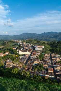 Jericho 'nun panoramik manzarası tüm evleri gösteriyor. Jerico, Antioquia, Kolombiya. 