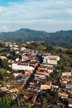 Jericho 'nun panoramik manzarası tüm evleri gösteriyor. Jerico, Antioquia, Kolombiya. 